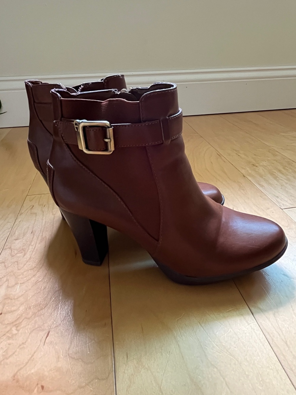 Etienne Aigner Chestnut Brown Leather Ankle Boots with Buckle - Picture 4 of 13